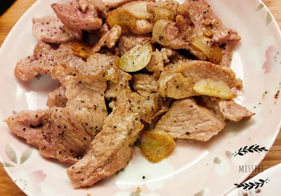 蒜香胡椒豬頰肉
Garlic pepper with fry pork
 #Pork 
 #garlic
 #飛太太臉書|lovemissphiさん