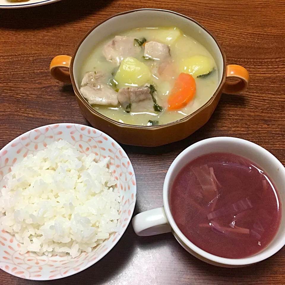 ごはん、葡萄と紫野菜のミネストローネ、シチュー🍳|めいこさん