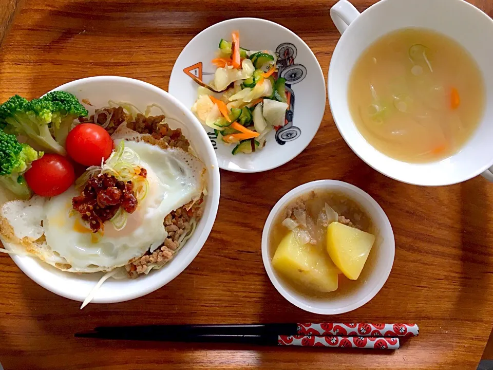 Snapdishの料理写真:肉味噌丼と肉じゃが、味噌汁|いちこさん