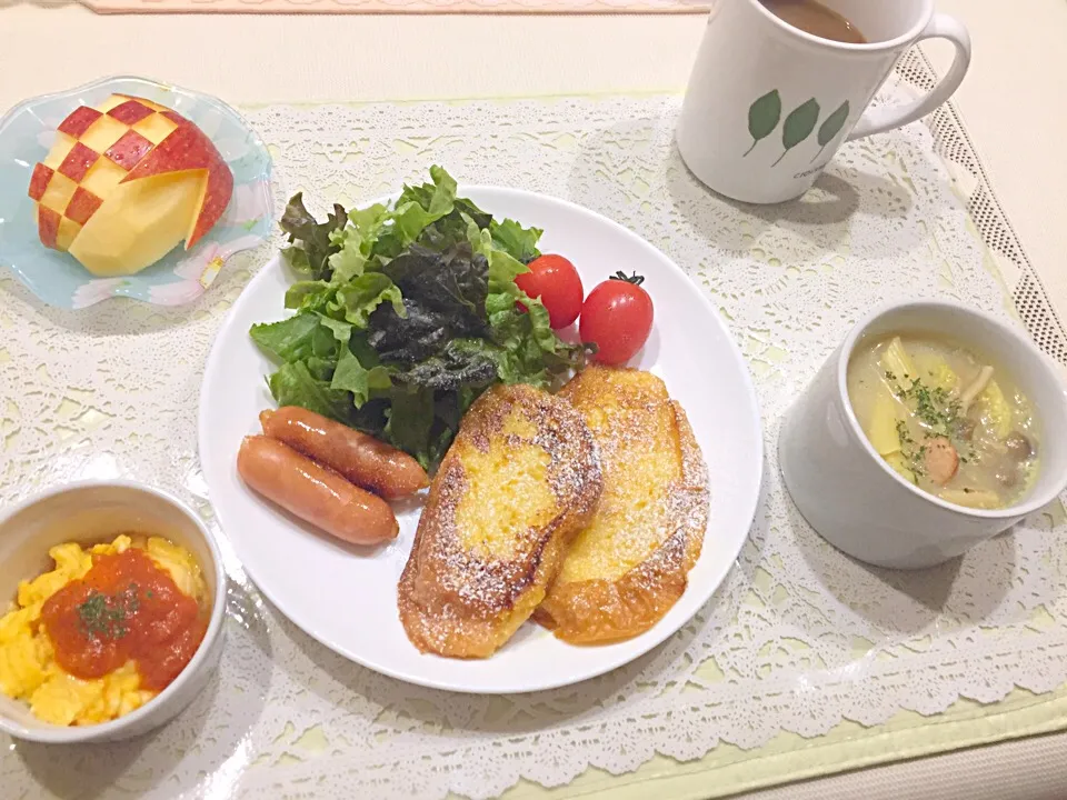 今日の朝食🍴フレンチトースト＊スクランブルエッグ＊マカロニ豆乳スープ・カレー風味＊りんご|ごまたまごさん