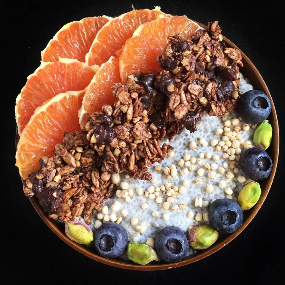 Coconut chia pudding with chocolate granola clusters, fruits and pistachios|coxiella24さん