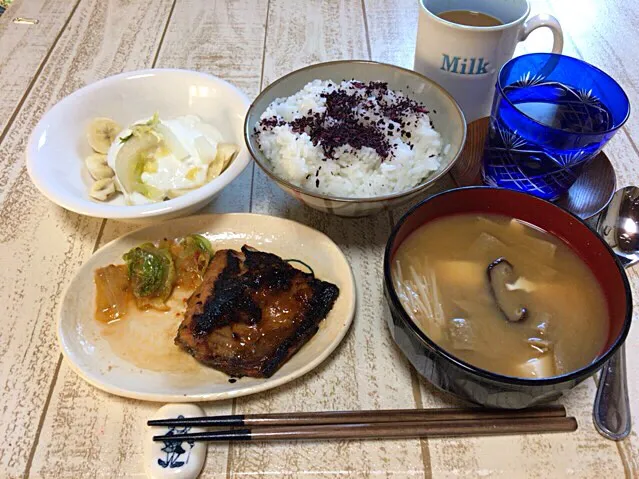 Snapdishの料理写真:今日の男飯(＞人＜;)朝ごはんバージョン♬
サバの生姜焼き♬and黒はんぺんとエノキと豆腐と椎茸の味噌汁andバナナヨーグルトwithピクルス♬|ひーちゃんさん