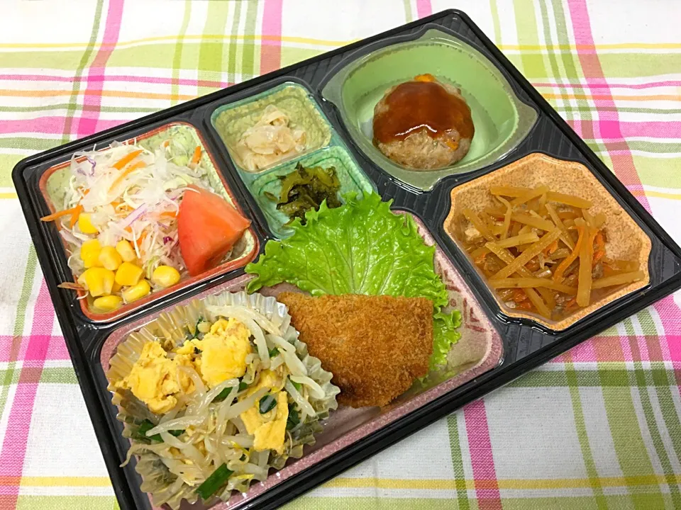 チーズ入り手作りハンバーグ 日替わり弁当 豊川市宅配|Naokazu Kuritaさん