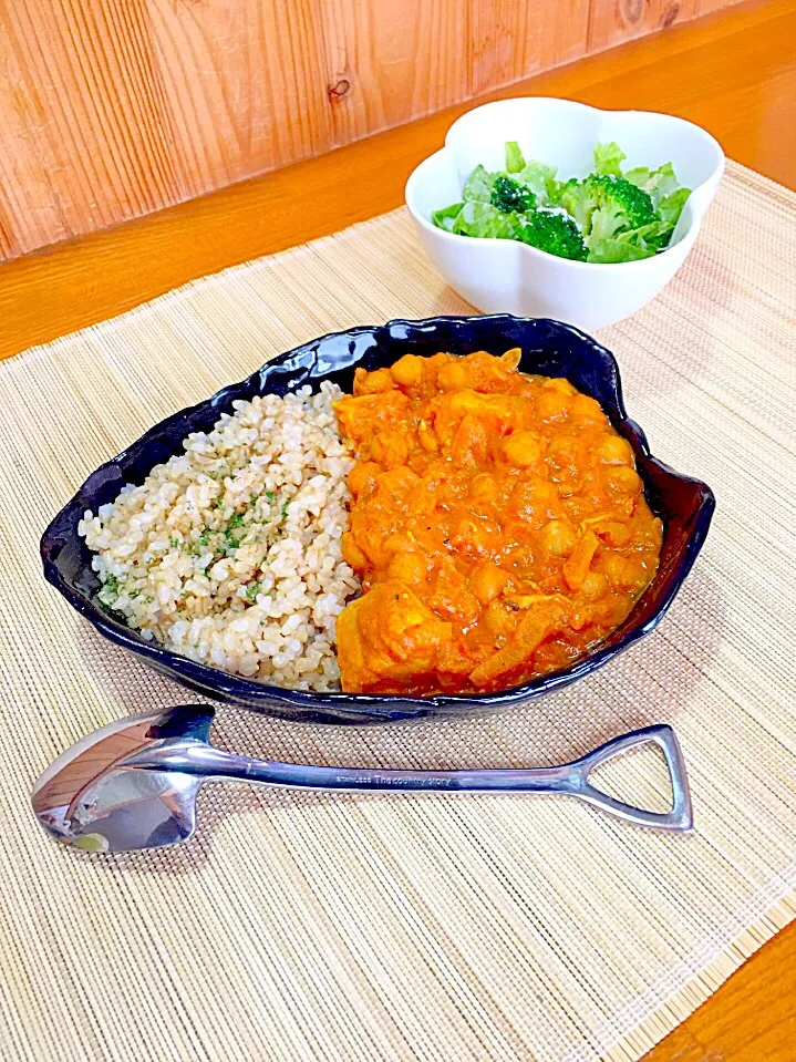 〜本日の朝食〜
自作のお皿で
チキンダルカレー🍛|Yuka mamaさん