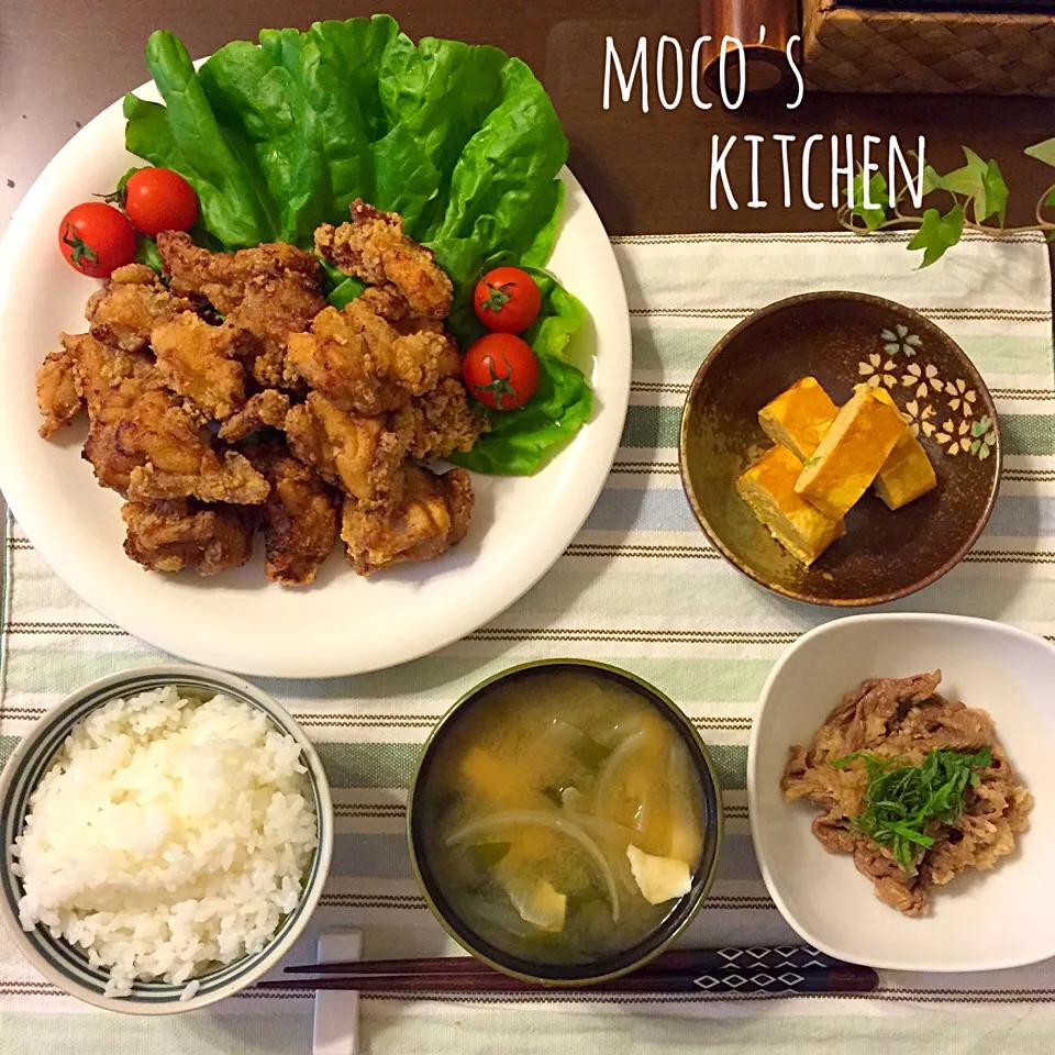 鶏の唐揚げ、牛肉のみぞれ和え、玉ねぎ入り卵焼き、お味噌汁。|mocoさん