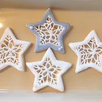 Icing cookies