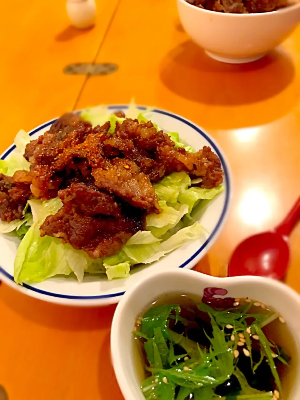 焼肉丼  レタス 玉ねぎ    若芽と水菜の胡麻スープ|ch＊K*∀o(^^*)♪さん