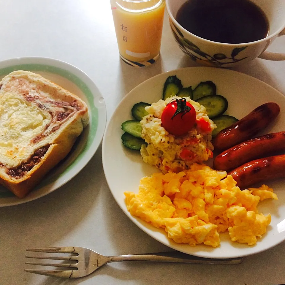 今日のあん食朝ごはん                ✱トミーズのあん食 ✱粒マスタードポテトサラダ ✱ふわふわスクランブルエッグ ✱弾けるまで焼いたソーセージ ✱オレンジジュース     ✱コーヒー|みにゃんさん