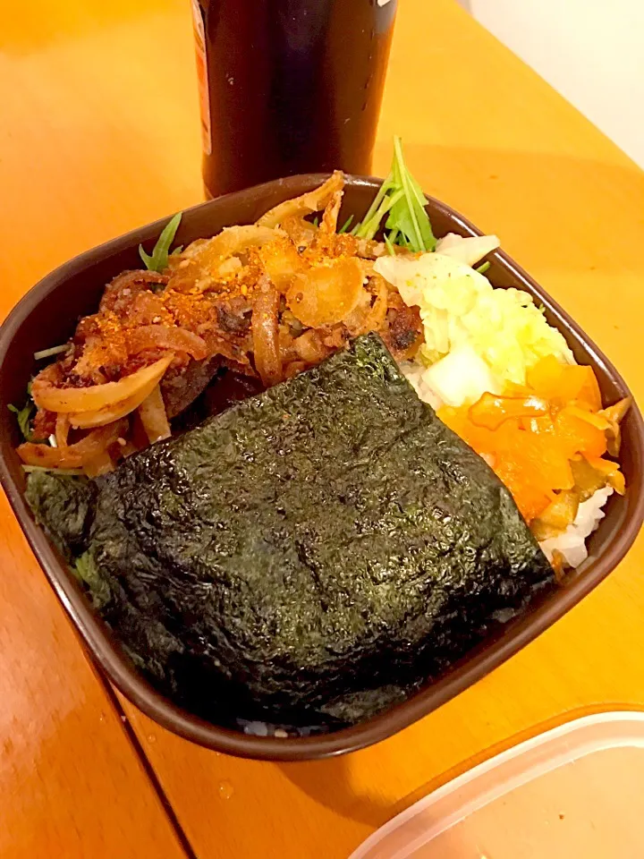 パパお弁当🍱  玉ねぎと牛焼肉  グリーンサラダ  白菜の漬物  福神漬  海苔弁|ch＊K*∀o(^^*)♪さん