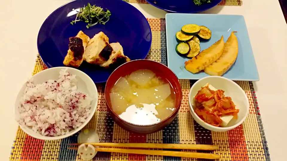 Snapdishの料理写真:今日の夕食　鶏むね肉の酒粕漬け、笋とズッキーニのソテー、キムチのせ冷奴、ゆかりご飯、大根と人参の味噌汁|pinknari🐰🌈さん