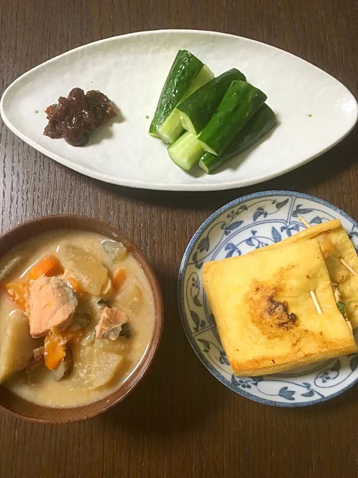 Snapdishの料理写真:11月23日夕飯 キムチと納豆の油揚げ詰め焼き 粕汁 きゅうり|やすこさん