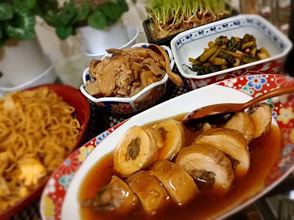 鶏肉ゴボウ巻き煮　川上屋の馬モツ煮　母の野沢菜漬け|ゆみさん