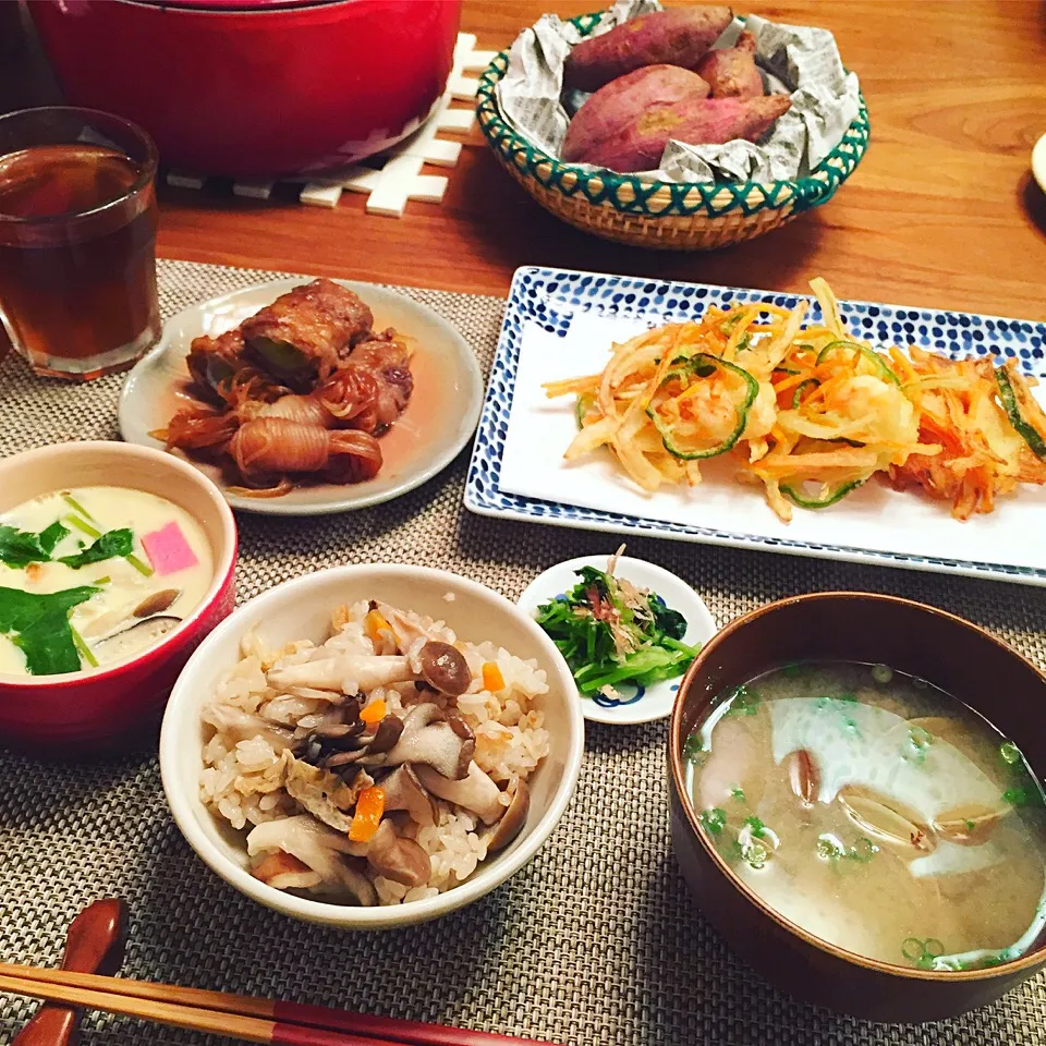 きのこご飯 あさりのお味噌汁 エビと野菜のかき揚げ  茶碗蒸し ネギの牛肉巻き|わるみさん