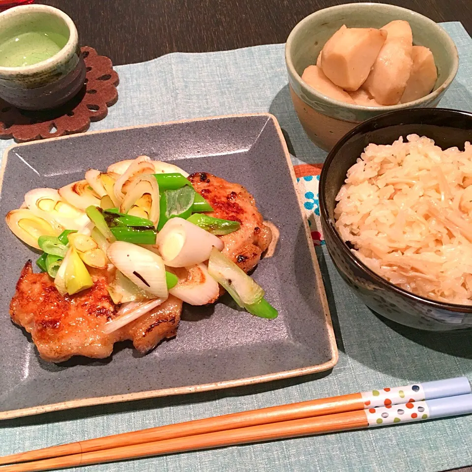 豚ロースの味噌焼きと、えのきご飯、里芋の煮物|かぴこさん