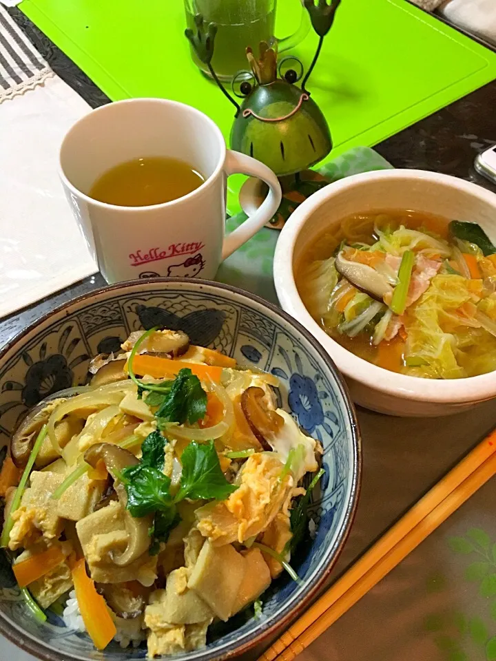 Snapdishの料理写真:高野豆腐の卵とじの丼(玉ねぎ、人参、干し椎茸、高野豆腐、卵、三つ葉) 
煮麵…そうめん入の野菜スープ(｡･о･｡)|ライムさん