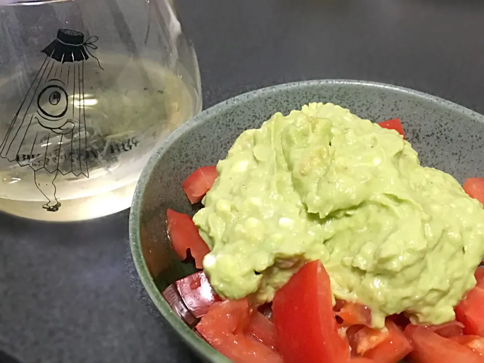 ワインのお供に🍷
アボカド&クリチのディップを角切りトマト🍅にドーン！
アボカドディップはにんにくも効かせてます👍🏼|まあやさん