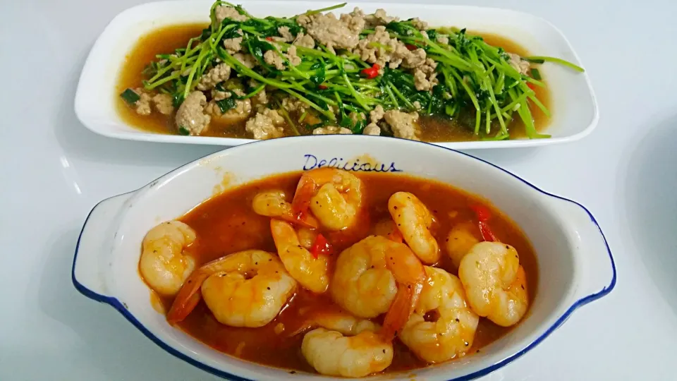 Stir fry butter black pepper prawns with tomato sauce + oyster sauce / Pea sprout with minced pork & chilli garlic 😍💋👅|🌷lynnlicious🌷さん