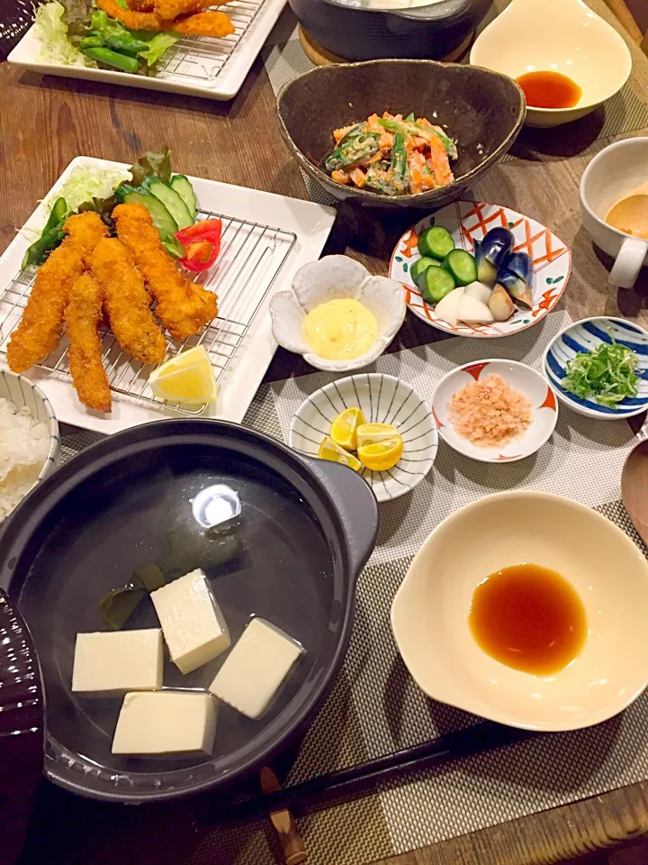 Snapdishの料理写真:今日の晩御飯💛湯豆腐、カジキのスティックフライ、にんじん、アスパラ、オクラの胡麻マヨ和え🍃お漬物🌿|まみりんごさん