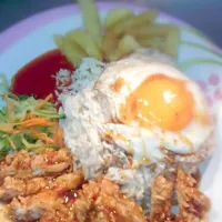 Snapdishの料理写真:本摊位的香脆炸鸡扒饭+煎半熟蛋，多-种酱料:
( 黑胡椒酱汁～ 美奶滋沙垃酱汁～酸梅柠檬味酱汁 )
     ( 泰式酱汁～ 意大利沙拉酱汁 )|kunlongさん