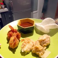 Wantan 
Raviole chinoise poulet crevette 
Chips de crevettes 
 Bon appétit 😋|Jenny Toutさん