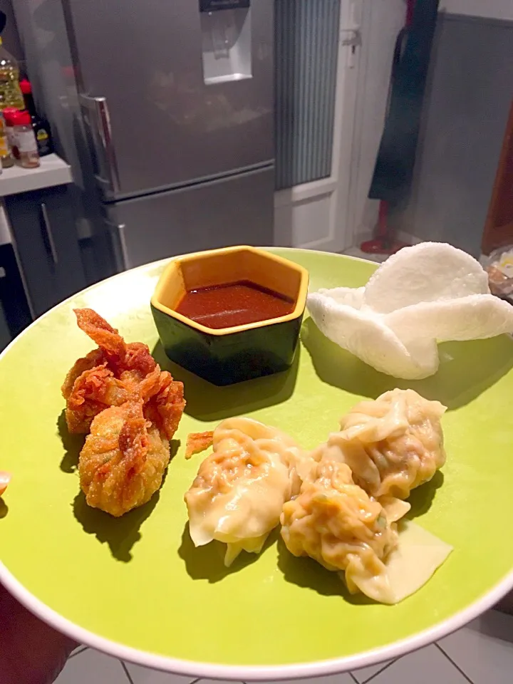 Wantan 
Raviole chinoise poulet crevette 
Chips de crevettes 
 Bon appétit 😋|Jenny Toutさん