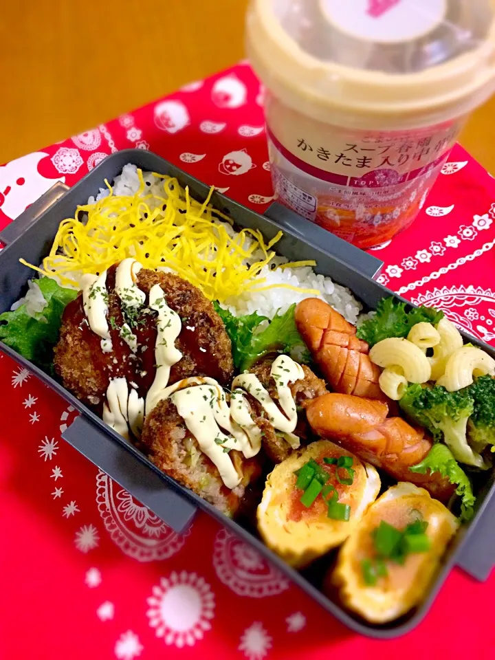 Snapdishの料理写真:息子君弁当🎶
キャベツメンチカツ
ペペロンチーノマカロニサラダ
ウイン
卵焼きポケット(たらこ、明太子)
春雨スープ付き|BooBooさん