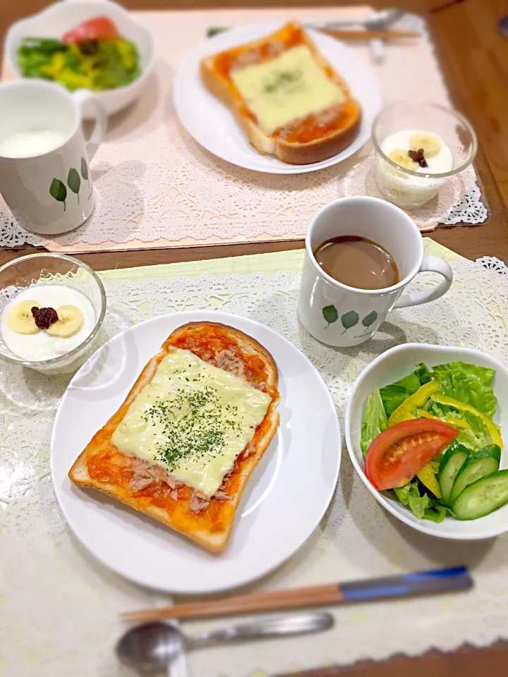 今日の朝食🍴ツナピザトースト＊サラダ＊バナナレーズンヨーグルト|ごまたまごさん