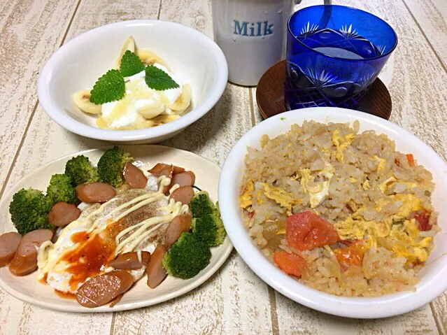 今日の男飯(＞人＜;)テニスの全国規模大会前バージョン♬
おじやand目玉焼きwith粗挽きポークandブロッコリーandバナナヨーグルトwithハチミツ♬|ひーちゃんさん