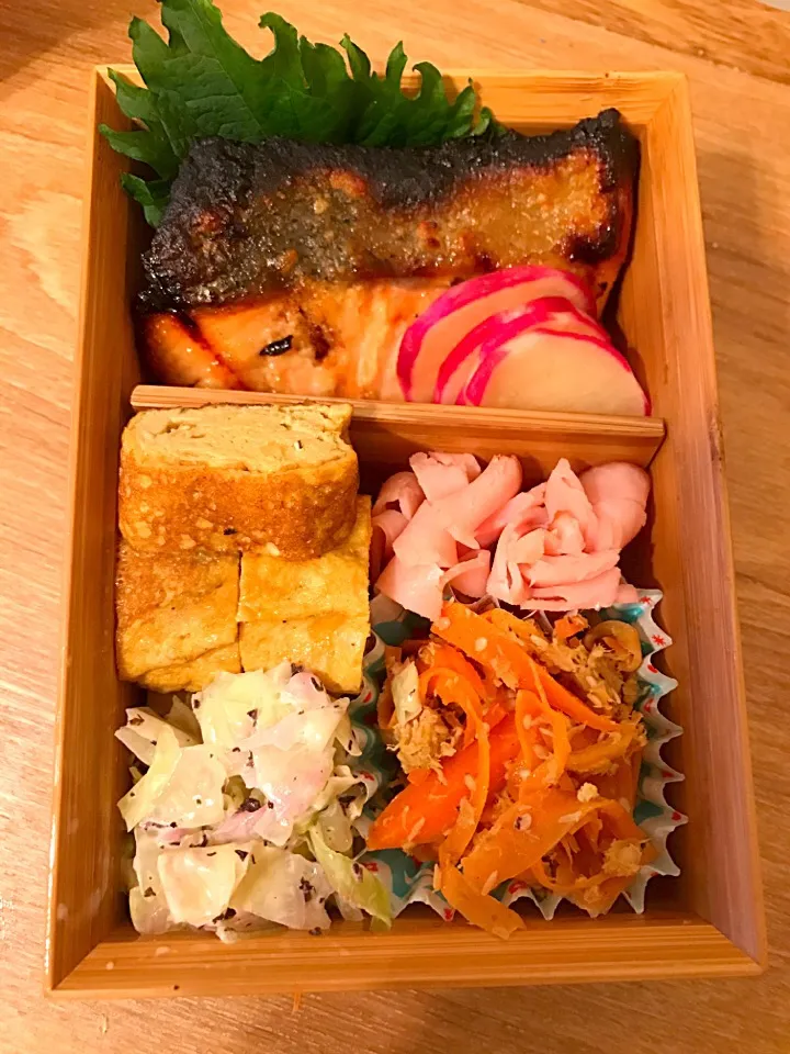 オカズ弁当

☆サーモンの西京焼き
☆レディーサラダの浅漬け
☆出し巻き卵
☆人参のしりしり
☆キャベツのゆかりマヨ和え|☆アスカ☆さん