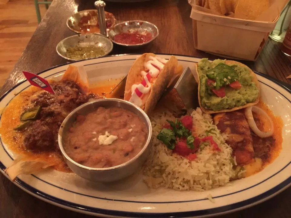 Platter of Mexican foods|Ken Dillさん