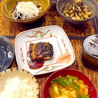 ほっとするご飯
サバ味噌、ほうれん草おひたし、茄子の焼き浸し、ひじきのサラダ|maroさん