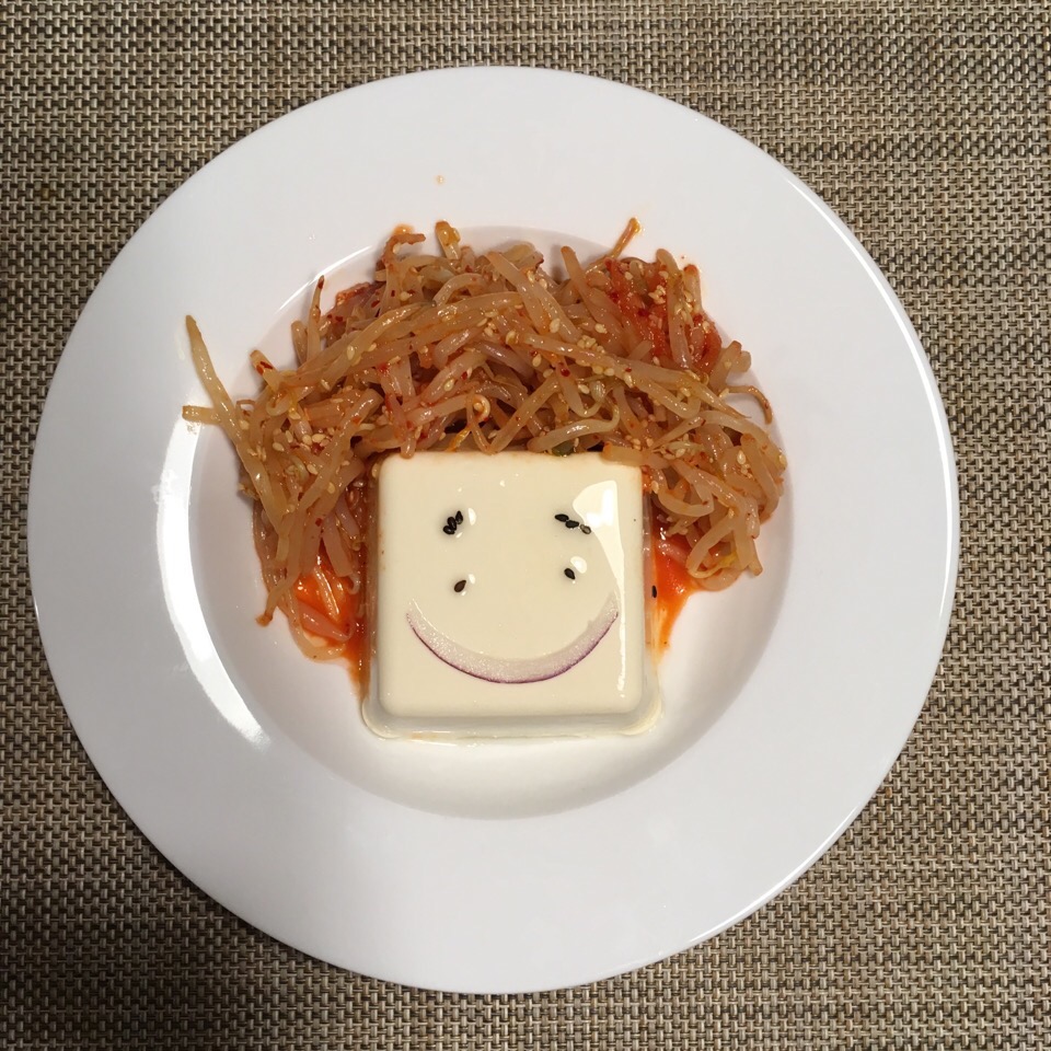 【ロカボ】もやし豆腐ちゃん
もやしをキムチの素で和えてお豆腐に添えただけです。。