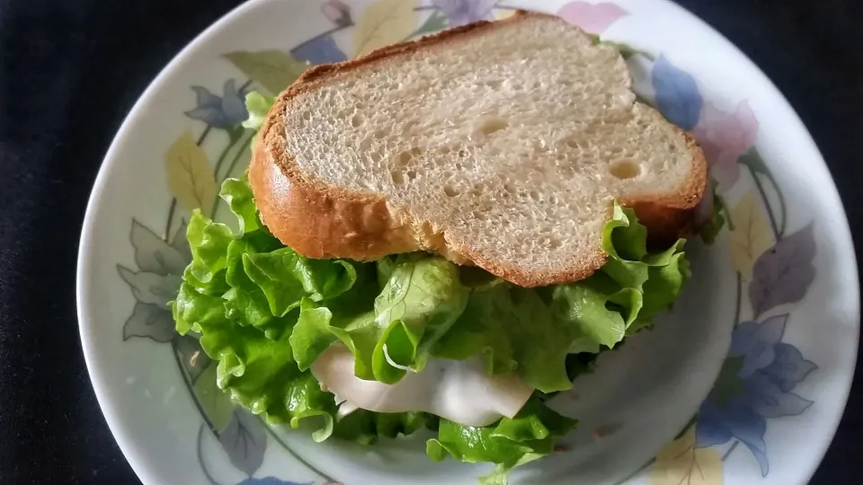 nice selfmade 
Swiss Züpfe Chicken Sandwich
with a lot of salad|Najeskaさん