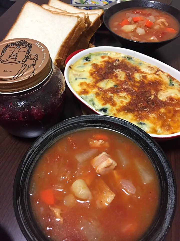 Snapdishの料理写真:11月24日晩ご飯。パン屋さんで、市販の3倍サイズの食パンを購入したので消費しないと🍞💦チキングラタン、ミネストローネ、自家製クランベリージャムとキリクリームチーズでいただきまーす！|あやさん