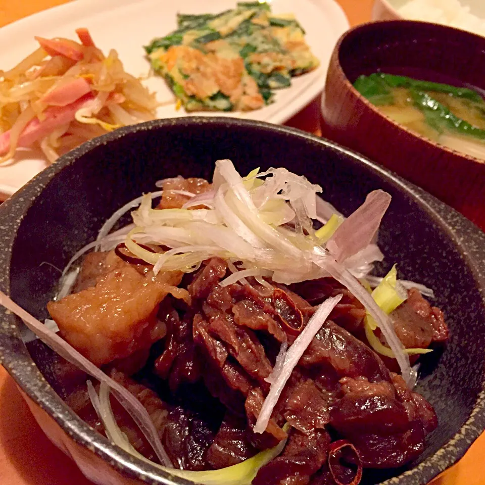 牛すじとこんにゃくのどて煮、煮干出汁のお味噌汁、チヂミ|harukaさん