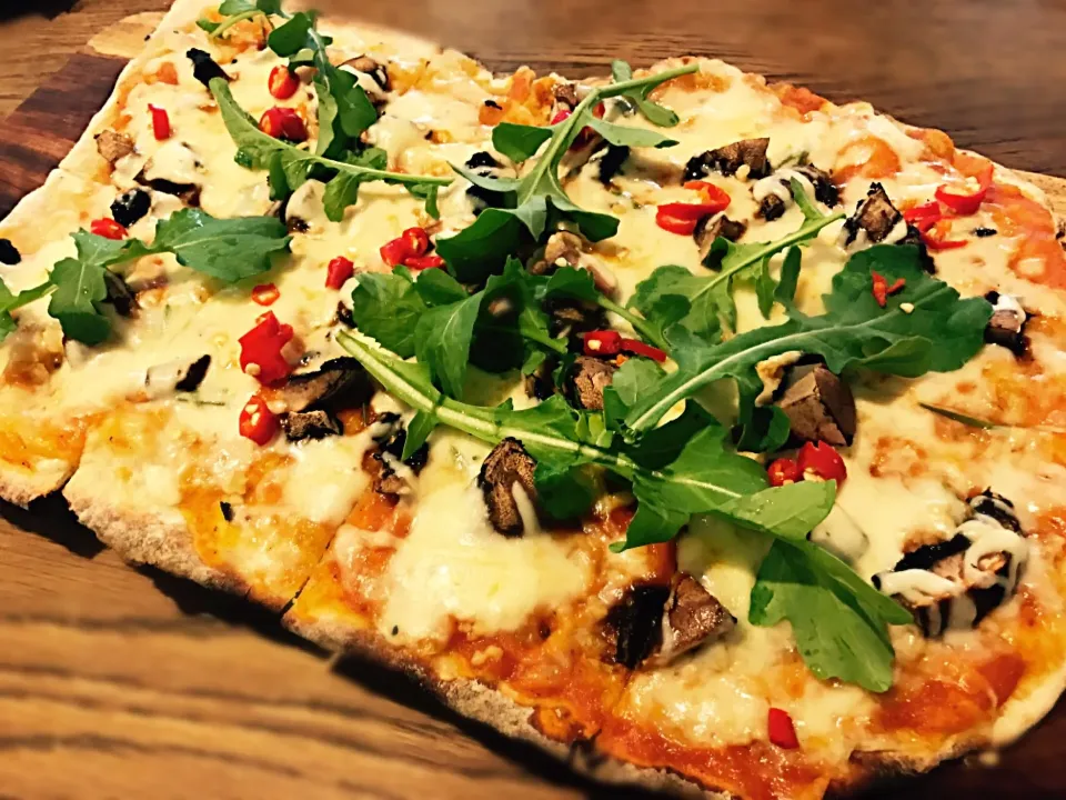 Garlic, rosemary, mozzarella, mushrooms, rocket & chili flatbread|Sergio Lacuevaさん