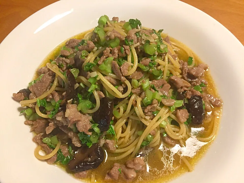 大根の葉っぱと豚肉のみじん切りと干し椎茸のスパゲティーニ #スキレット #パスタ|角康広さん