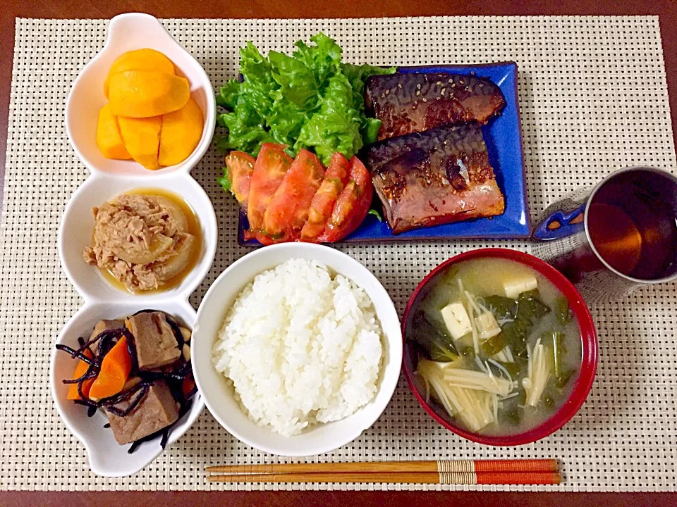 ＊鯖の麹味醂漬け焼き＊小松菜とえのきの味噌汁＊高野豆腐とひじきの煮物＊ツナと大根のだし煮＊柿💖|あゆかさん