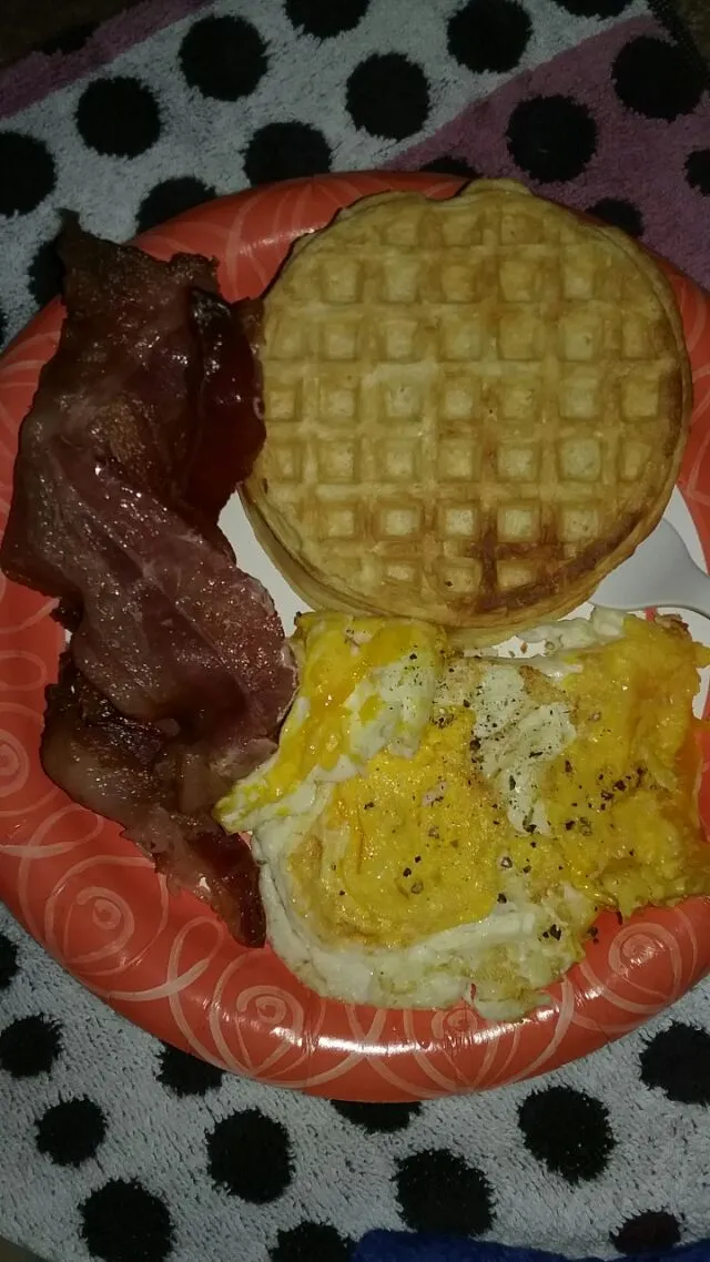 breakfast for the kids.  waffles,  eggs, and thick cut bacon.|Polly Gelfusoさん