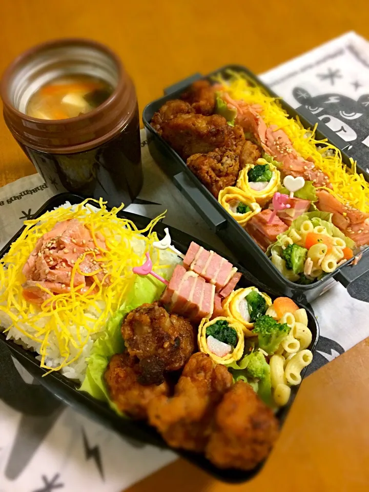 旦那ちゃん、息子君弁当🎶
唐揚げ
カニカマ小松菜卵巻き
ハムチーズ串
ペペロンチーノマカロニサラダ
青森産鮭のほぐしみのっけごはん。|BooBooさん