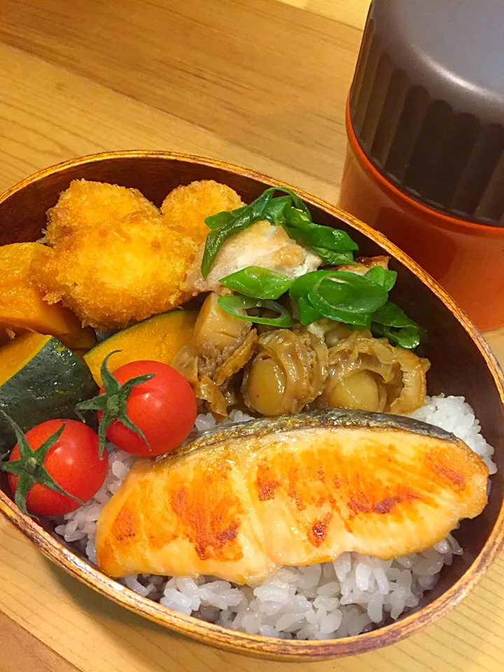 パパたろ弁当

雑穀ごはん
塩鮭
かぼちゃの煮物
鶏肉のねぎ塩焼き
帆立の生姜醤油
うずらの卵フライ
ミニトマト

豆腐とわかめのお味噌汁|ひななぎさん