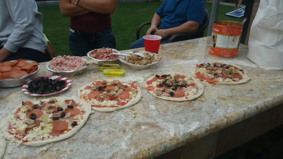 Homemade Pizza outside brick oven|Frank Ortizさん