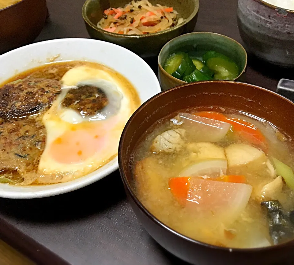 晩ごはん 焼き塩鯖と根菜の味噌汁 つくね温玉 なます きゅうり漬物 麦飯|ぽんたさん