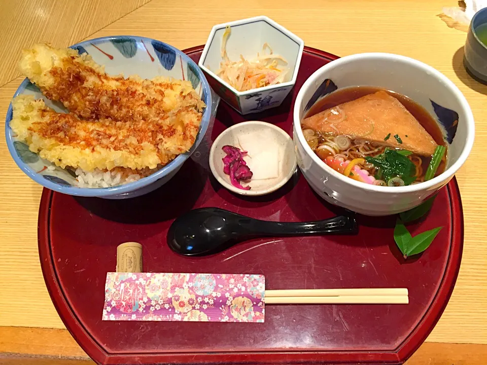 Snapdishの料理写真:日替わりランチ
イカ天丼ときつね蕎麦|901さん