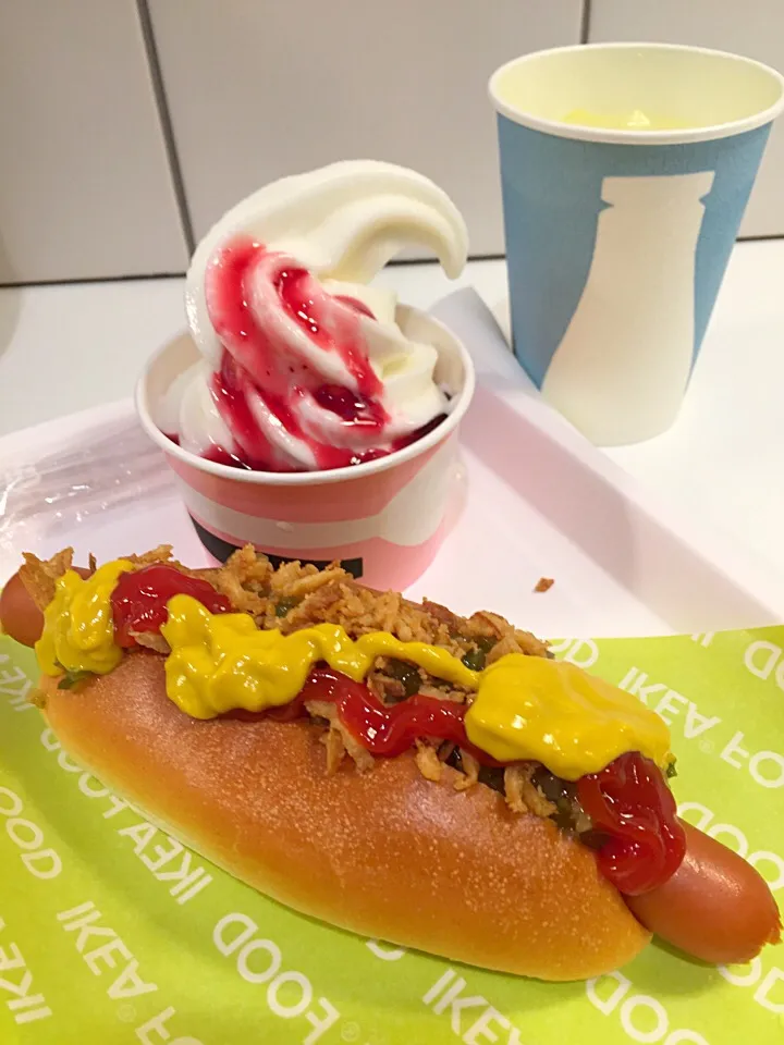 Snapdishの料理写真:ホットドッグ+フローズンヨーグルト@IKEA新三郷|Kazuya Miyukiさん