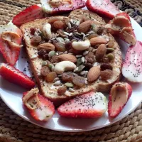 Snapdishの料理写真:Peanut butter toast with trail mix and strawberries|betanyaさん