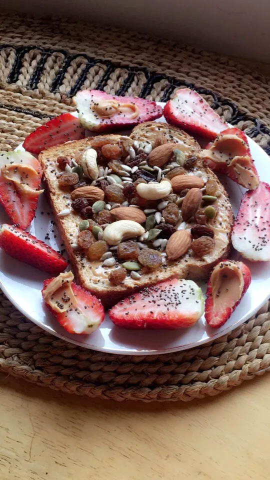 Snapdishの料理写真:Peanut butter toast with trail mix and strawberries|betanyaさん