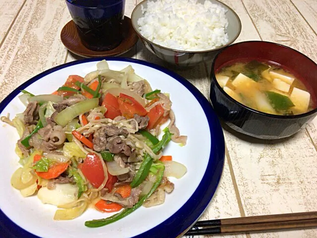 今日の男飯(＞人＜;)テニスの全国規模大会後のバージョン♬
野菜炒めand長ネギと豆腐の味噌汁andごはん♬|ひーちゃんさん