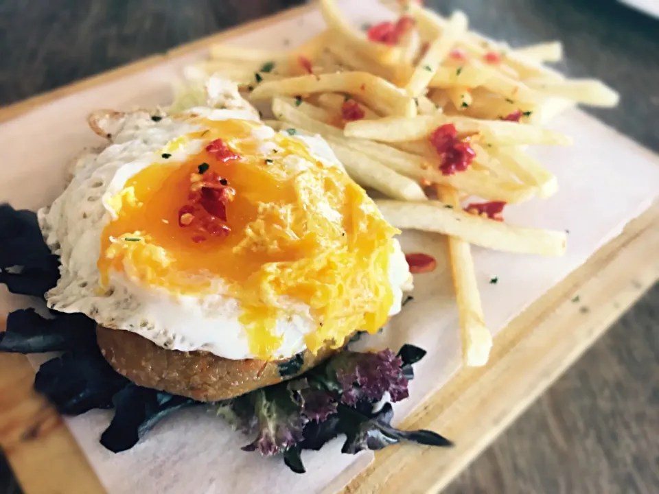 Snapdishの料理写真:Chickpea burger, egg, chili & fries|Sergio Lacuevaさん