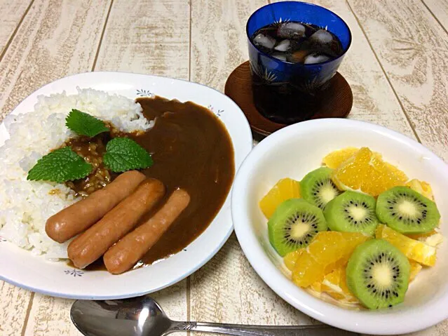 今日の男飯(＞人＜;)夜食バージョン♬
レトルトカレーをもらいましたウィンナーカレーandネーブルwithキウイ♬|ひーちゃんさん